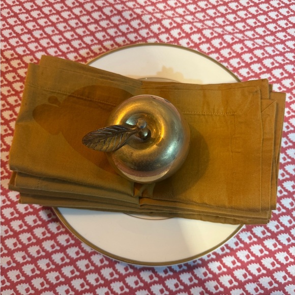 Crate and Barrel set of 6 Gold Ravenna napkins 20x20 - Picture 2 of 6